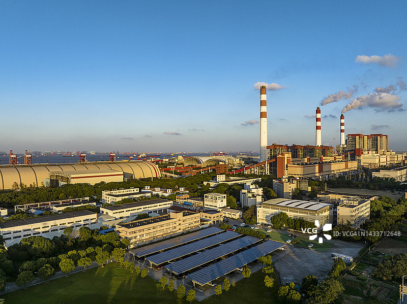鸟瞰火力发电站和太阳能发电站图片素材