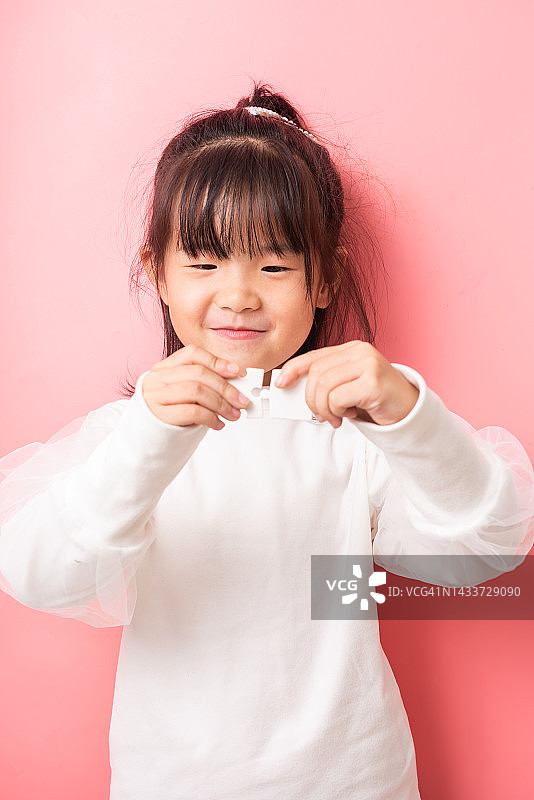 玩拼图的亚洲小女孩图片素材
