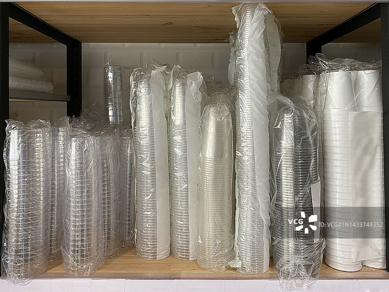 商店货架上堆叠的塑料杯图片素材