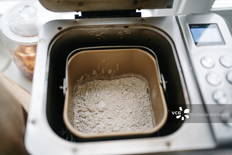 在舒适的家中用面包机烹饪图片素材