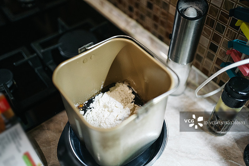 在舒适的家中用面包机烹饪图片素材