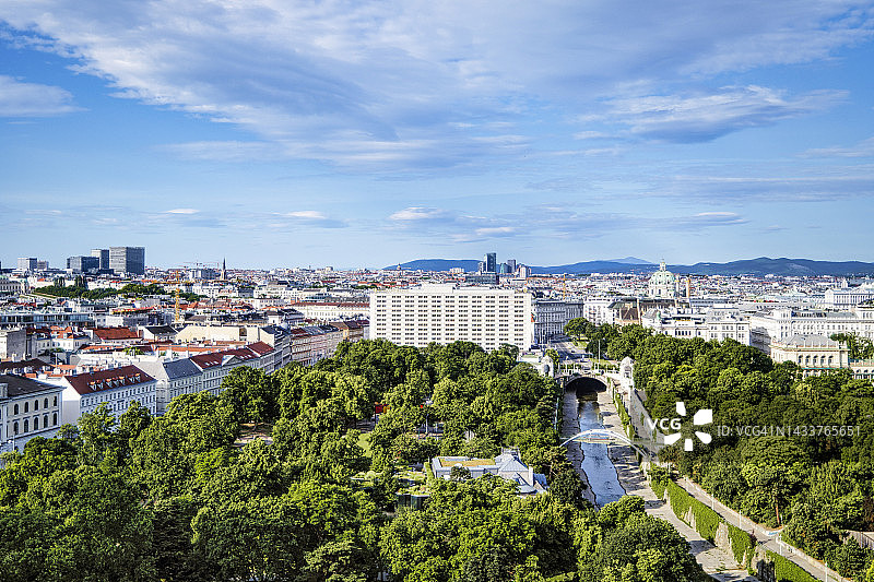 奥地利维也纳城市公园的维恩河景观图片素材