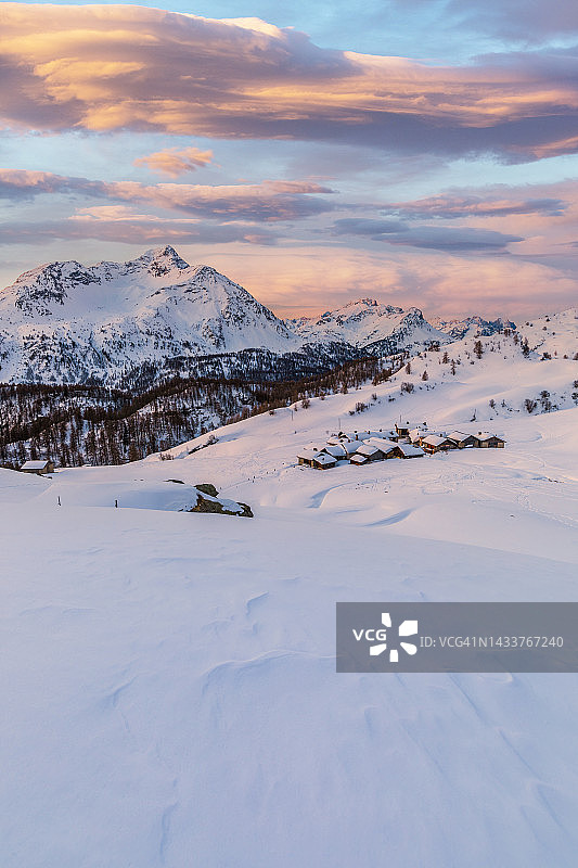 瑞士格雷瓦萨尔瓦斯皮兹巴昆雪山上迷人的日出图片素材