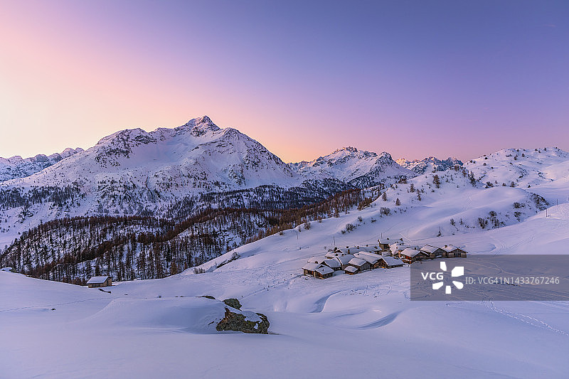 瑞士格里松州阿尔布拉日出时分的雪山图片素材