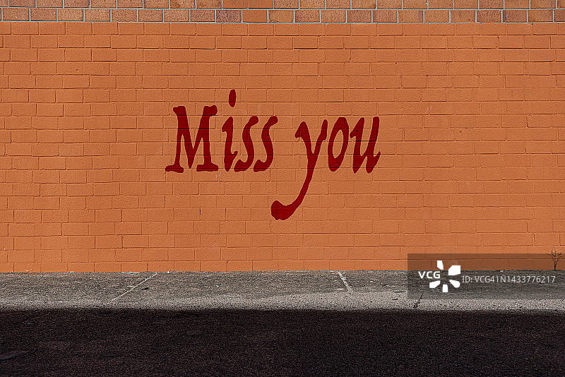 想你，画在红砖墙上图片素材
