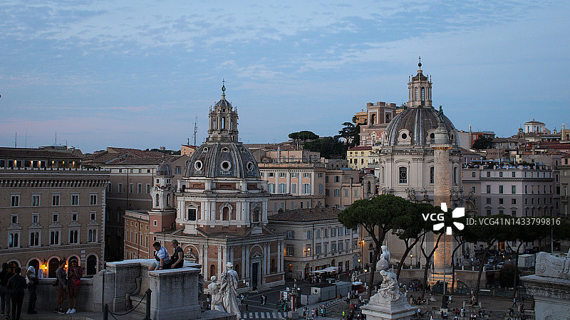 意大利罗马的蓝色时刻天际线图片素材