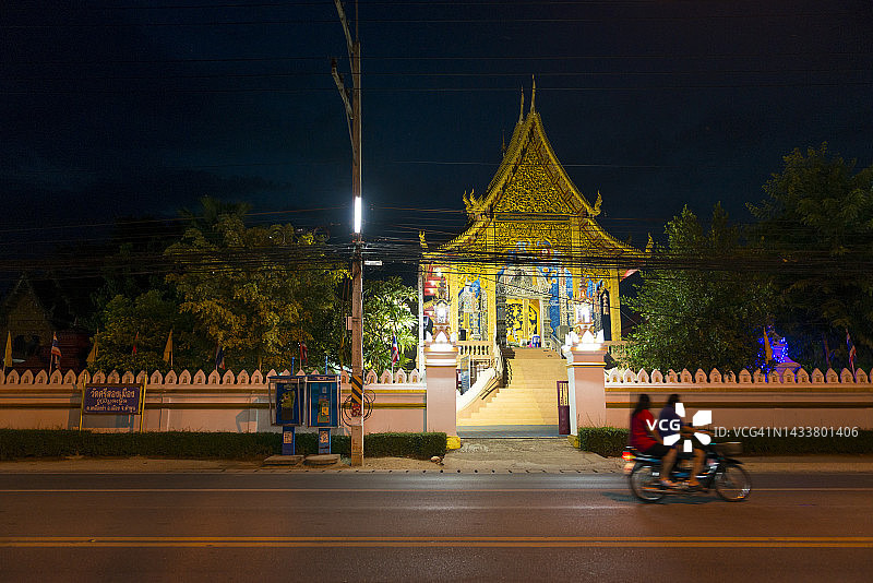 夜晚泰国南奔府的佛教寺庙入口正面照图片素材