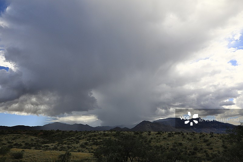 山脉上的天气云图片素材