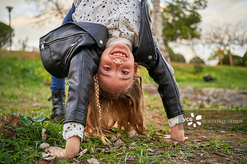 在公园里做桥式运动的快乐女孩图片素材