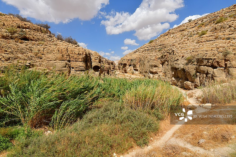 在幽深沙漠峡谷中徒步图片素材