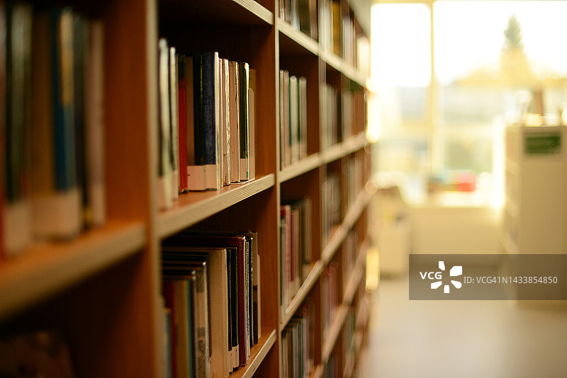 书架上的书图片素材