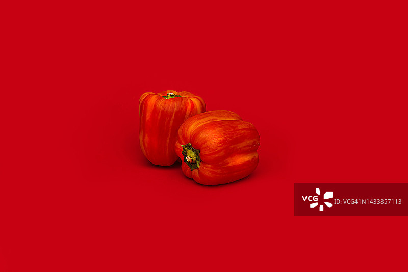 红色背景上的红辣椒图片素材