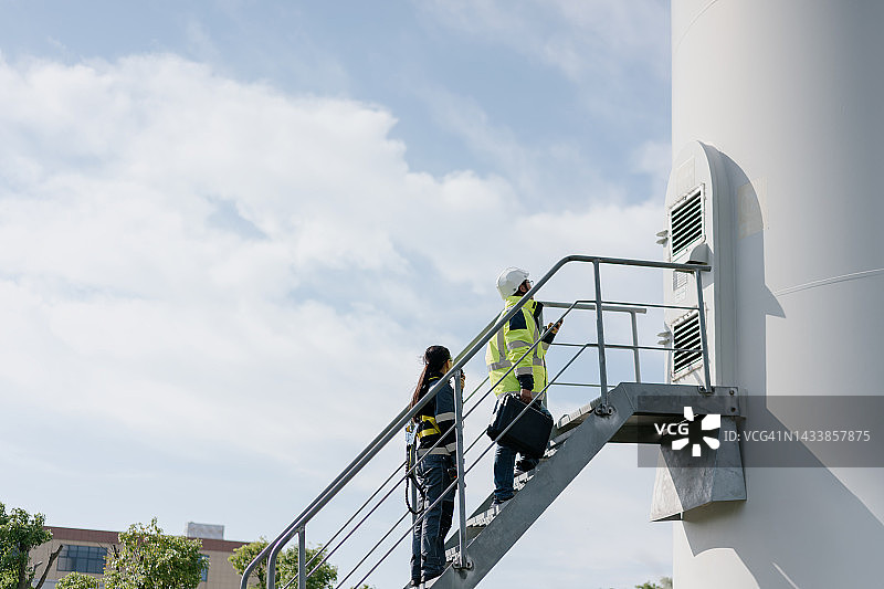 两名工程师正在检查风力涡轮机图片素材