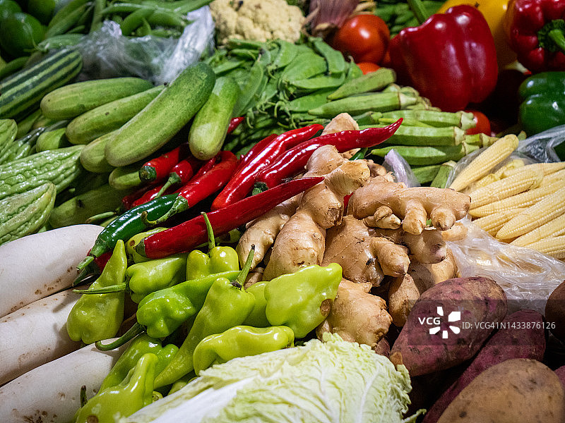 水果、香料和蔬菜群的微距特写：健康新鲜的天然平价饮食理念图片素材