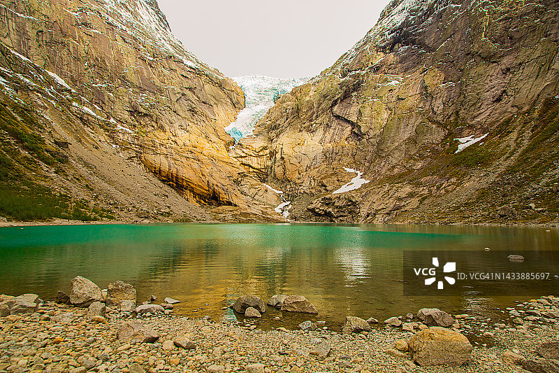 山上的冰川、白雪，冬季挪威如画般的风景，斯堪的纳维亚半岛美丽的北部风光图片素材