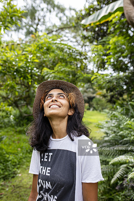 在夏威夷朴门花园里的微笑女人图片素材