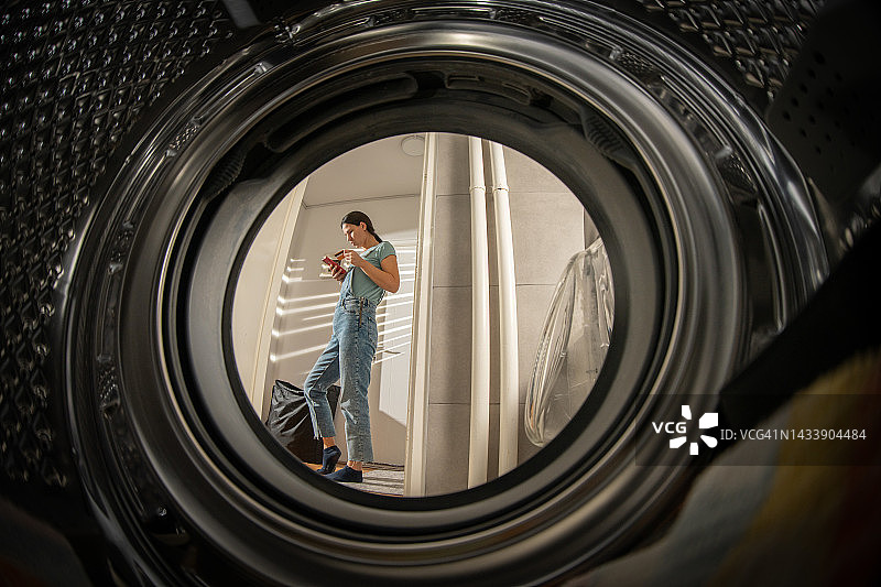 现代家庭主妇在线购物图片素材