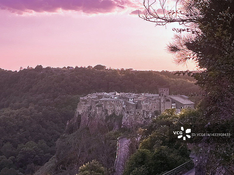 意大利拉齐奥卡尔卡塔孤山上的戏剧性城市景观图片素材