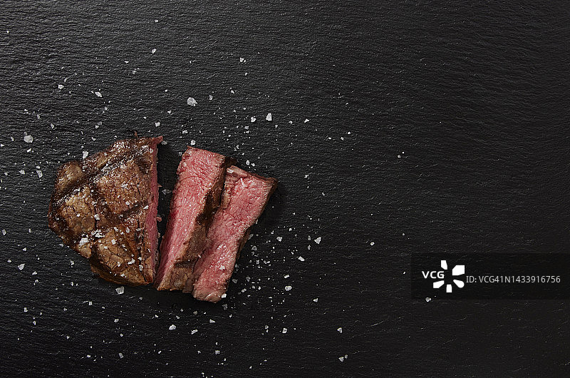 完美的低温烹饪五分熟里脊牛排图片素材