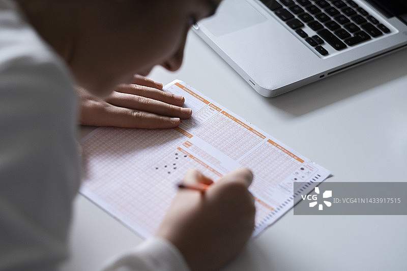 用手填写考试碳纸电脑答题卡和铅笔图片素材