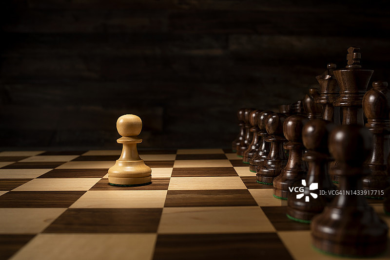 白色棋子对战黑色棋子图片素材