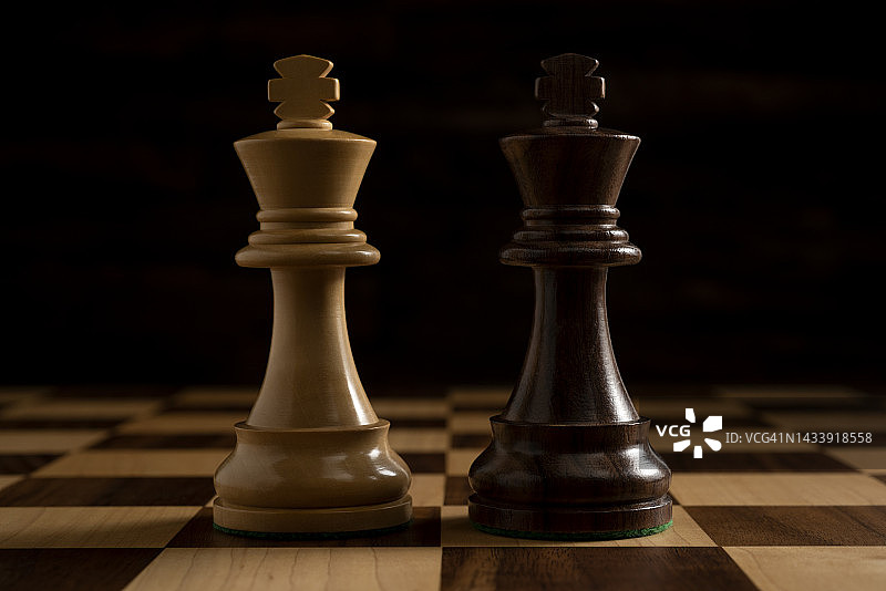 棋盘上对立的国际象棋国王特写图片素材