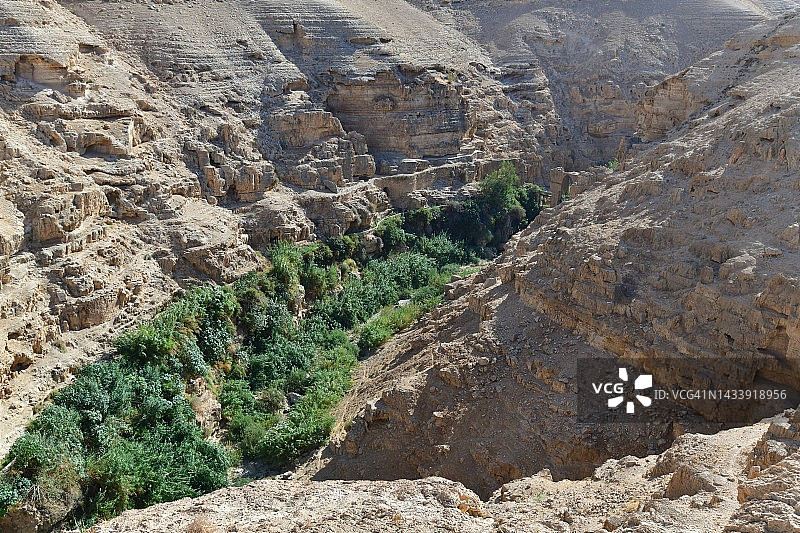 在瓦迪凯尔特的沙漠峡谷深处徒步旅行图片素材