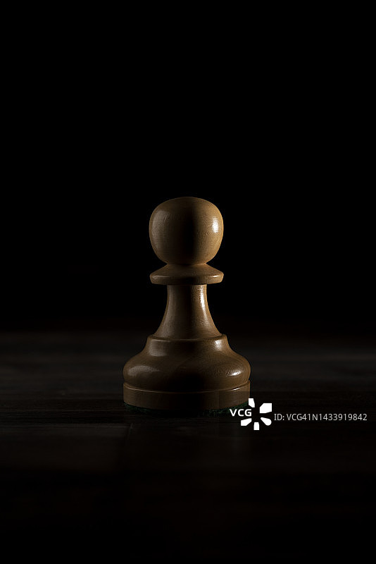 白色国际象棋棋子的戏剧性特写图片素材