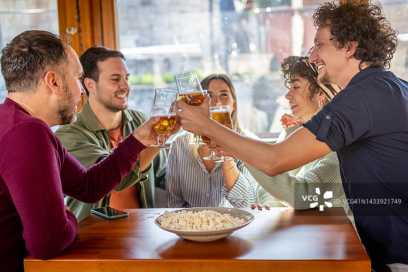 在酒吧里敬酒图片素材
