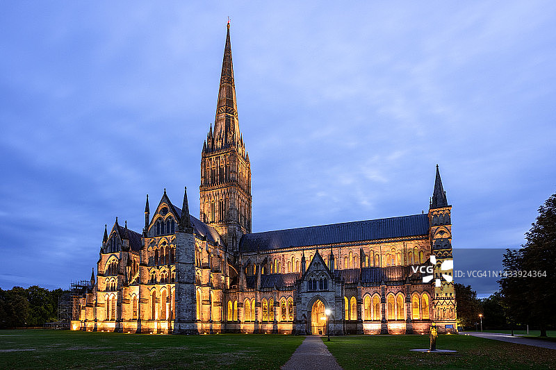 英国威尔特郡索尔兹伯里大教堂图片素材