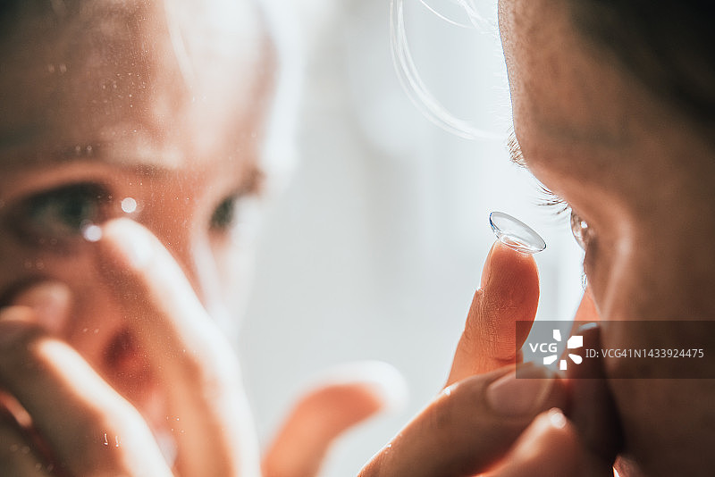 女人戴隐形眼镜图片素材