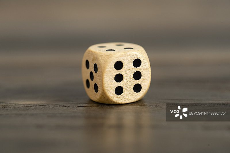 木制六面骰子特写图片素材