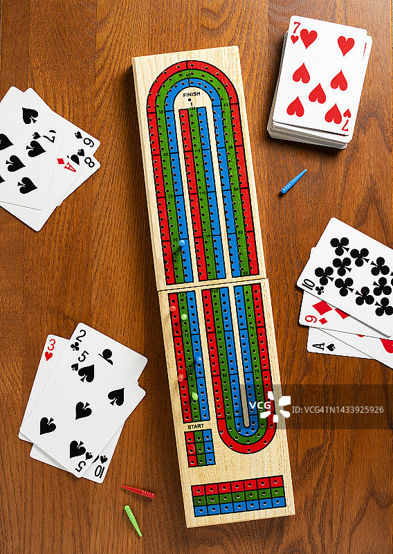 三人正在玩板的游戏图片素材