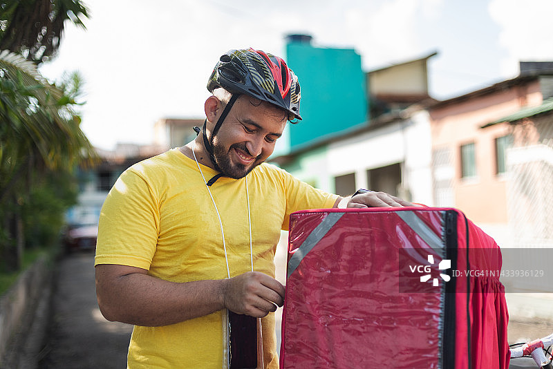 骑自行车带背包的送货员肖像图片素材