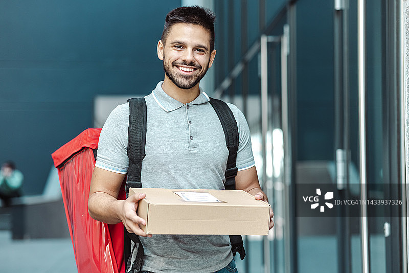 值班中的年轻送货员肖像图片素材