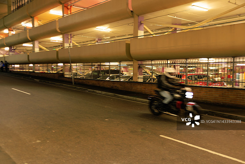 行驶中的摩托车图片素材