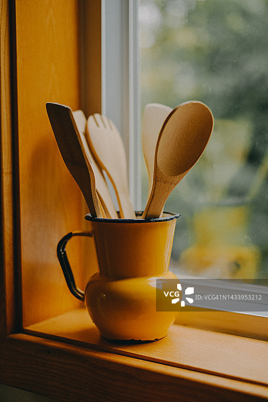 水罐架上的木制厨房用具图片素材