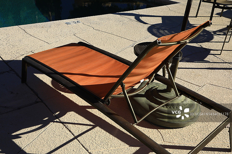 泳池边的躺椅图片素材