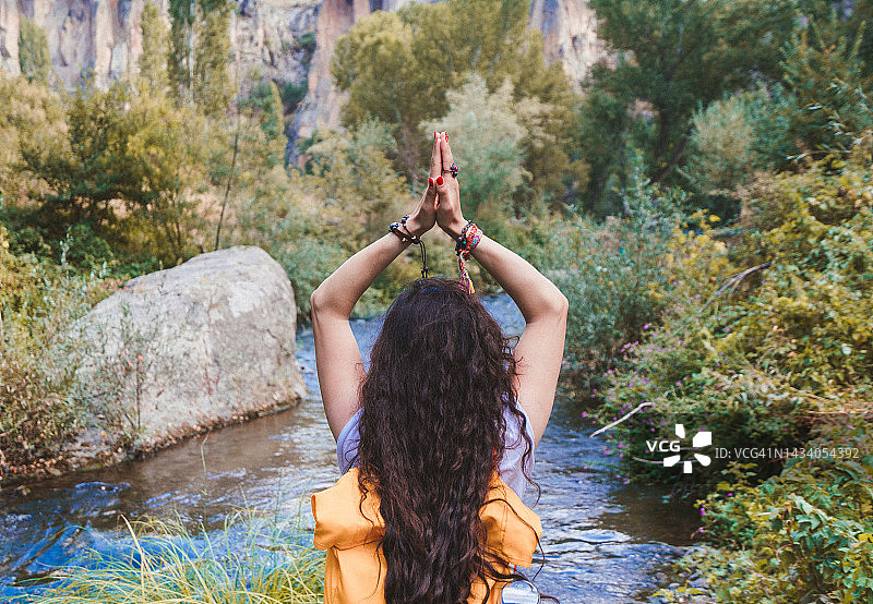 女摄影师在土耳其阿克萨赖的伊赫拉拉山谷佩里斯特里马山谷的秋天敬礼图片素材