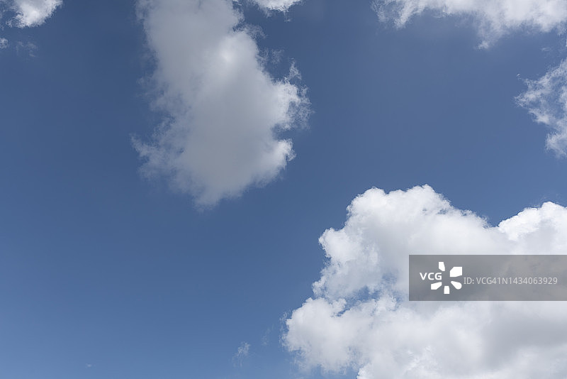 白云衬蓝天图片素材