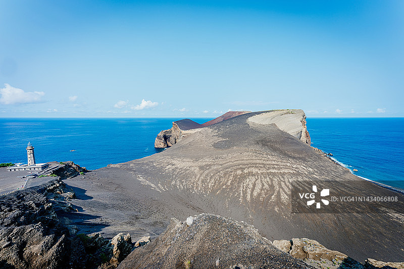亚速尔群岛法亚尔岛火山景观中的卡佩里尼奥斯灯塔图片素材