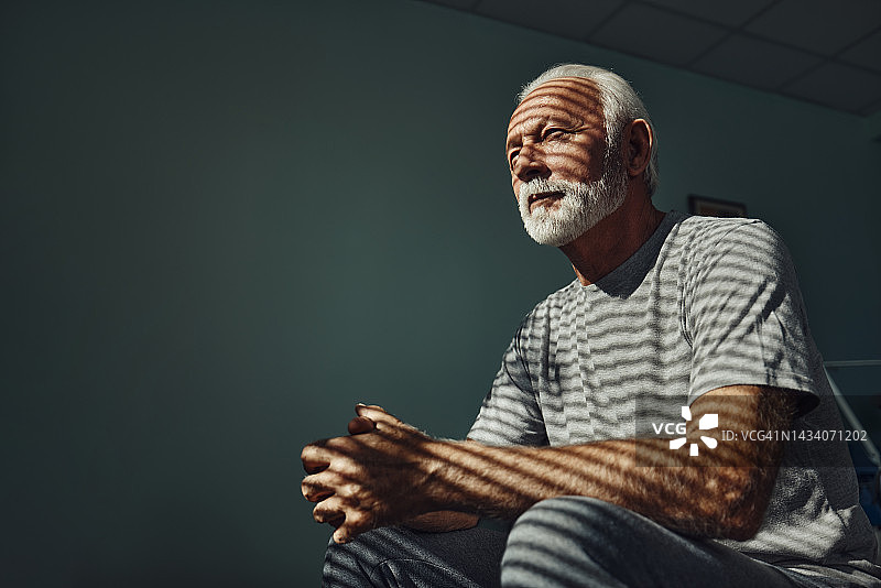 思考的年长男子图片素材
