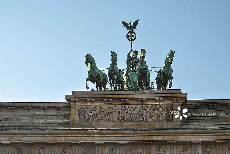 德国柏林勃兰登堡门上的四轮马车图片素材