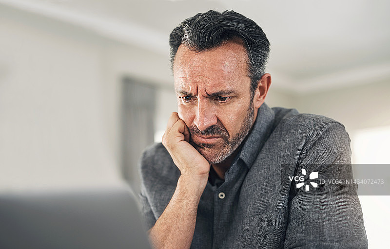 压力、焦虑和电脑故障：一名男子在家中使用科技设备工作。商业、数字化和远程员工因电脑404问题感到沮丧，因工作失误而感到沮丧图片素材