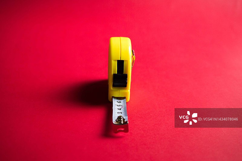 金融概念：红色背景上的卷尺静物图片素材