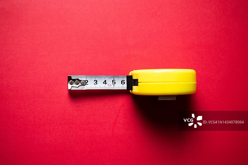 金融概念：红色背景上的卷尺静物图片素材