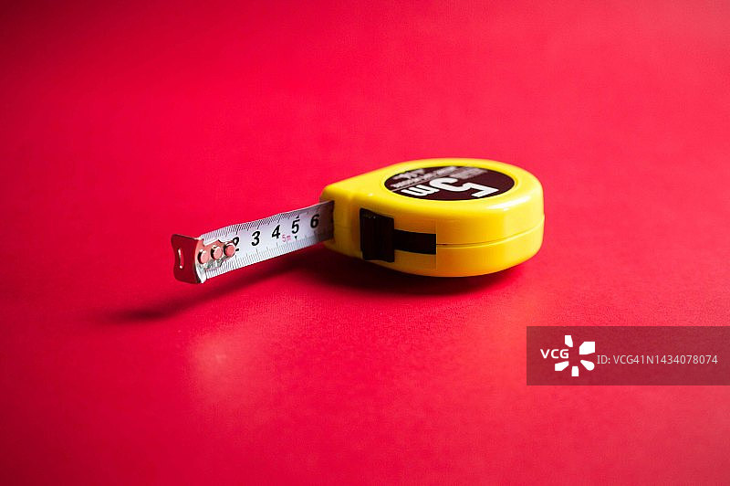 金融概念：红色背景上的卷尺静物图片素材