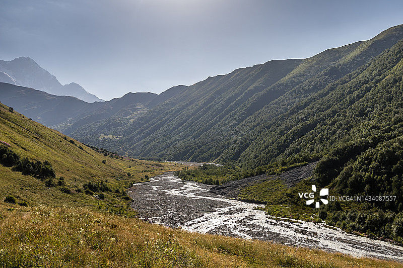 高加索山脉的拉科里河图片素材