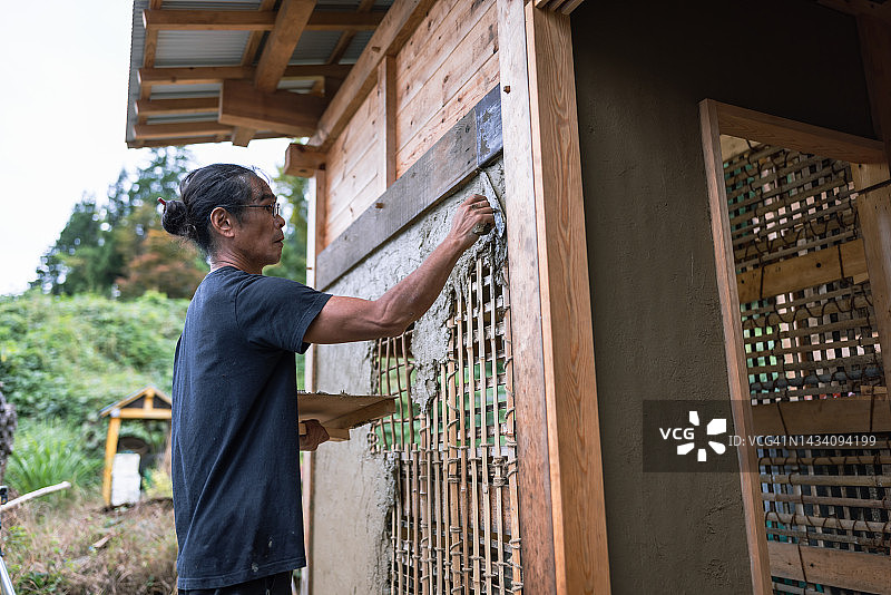 木匠夫妇和朋友们以传统日式方式翻新房屋图片素材