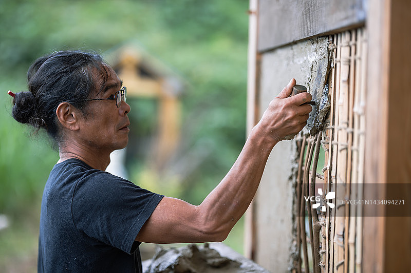 木匠夫妇和朋友们以传统日式方式翻新房屋图片素材